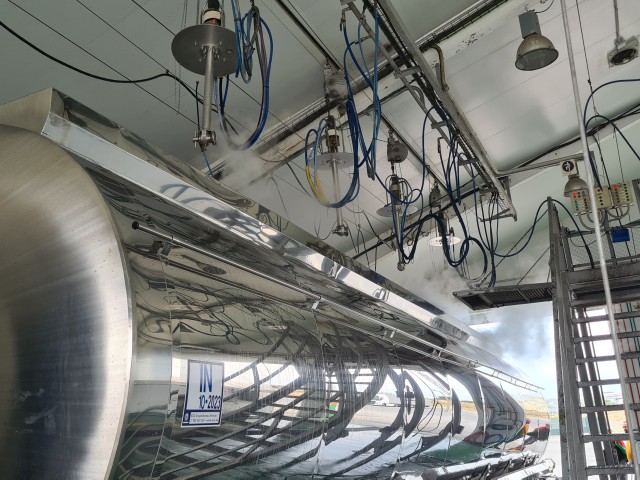 Neteja i vaporitzat interior de cisternes